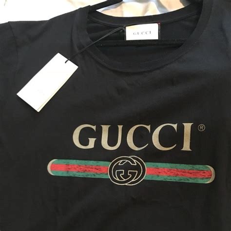 camisa gucci con persona en una placa